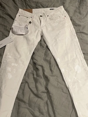 Vita jeans från märket dondup !! HELT NYA!! - Säljer ett par vita dondup jeans !!HELT NYA!! Perfekt för dig som vill ha lite stiligare jeans. 
