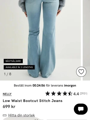 Bootcut jeans med låg midja från Nelly - Snygga ljusblå bootcut jeans från Nelly med låg midja och klassisk jeanssöm. Jeansen har en utsvängd passform från knät och ner, vilket ger en retrovibe. Tillverkade i mjukt bomullsjeansmaterial som är bekvämt hela dagen. Aldrig använda 