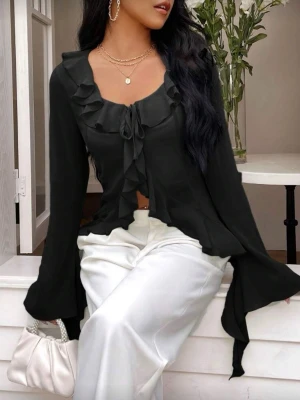 Söt blus - Säljer en svart, lätt genomskinlig blus med volanger vid halsen och framtill. Snörning över bröstet som kan justeras efter önskad passform. Perfekt till fest eller när man vill känna sig extra fin 🤍 Storlek XL men upplevs som M/L beroende på passform. Oanvänd, säljs då den var för liten.