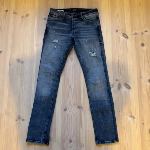 Jack & Jones jeans med slitningar  - Jack & Jones jeans | Modell: Slim/Glenn | Storlek W30 L32 | Skick: Mycket bra | Hör gärna av er vid frågor och funderingar!🤗