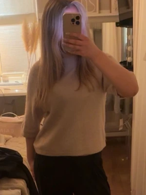 Beige stickad T-shirt från & Other Stories - Säljer en beige alpackablandning stockad T-shirt från & Other Stories. Storlek S, säljer då den inte kommit till anvlning därav mycket bra skick! Ordinare pris: 690kr