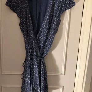 Omlott klänning  - Supersöt blå klänning från Brandy Melville🥰De är onezise och är använd ca 3 gånger, så i bra skick! 