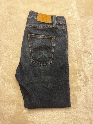 Nudie Jeans 29/28 - Hej! Säljer nu dessa riktigt feta Nudie Jeansen. De är i modellen Gritty Jackson med en sjuuuukt najs passform! Lite mer åt straight/loose fit hållet. Ordinarie pris: 1600 kr. Hör av dig om du undrar något!