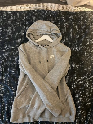 En skön Nike hoodie - En Nike hoodie som är grå och med skönt material🥰🫰🏻köpte för 200kr