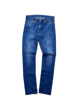 Levi's 510 blå skinny jeans - Säljer ett par klassiska Levi's 510 skinny jeans i blå tvätt. Jeansen har fem fickor, dragkedjegylf och den ikoniska röda Levi's-lappen bak. Tillverkade i slitstarkt bomullsjeans med snygga slitningar och smal passform.