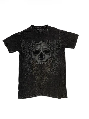 As fet t shirt - Affliction liknande t shirt i bra skick.