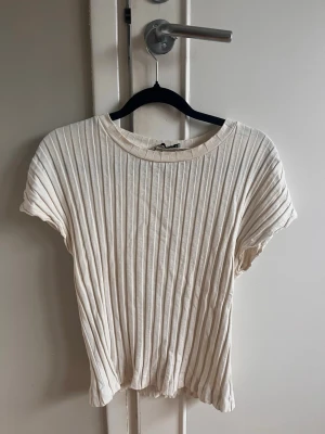 Zara topp  - Ribbad topp/ t shirt från Zara! Som syns på sista bilden har den en mycket svag sminkrand vid sömmen på insidan. 