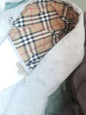 Burberry Kofta - Skön burberry kofta oanvänd kom med prisförslag