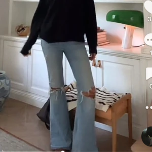 Ljusblå bootcut jeans med slitningar - Säljer dessa sjukt snygga American Eagles jeans. Lågmidjade, långa i benen, storleken motsvarar 36 men skulle oxå passa 34🩵nypris runt 1400kr