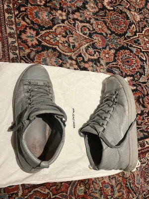 Balenciaga arena rare colorway - Riktigt snygga balenciaga arena i en rarecolorway som är blå:grå. Skicket är okej de går enkelt att rengöra. 