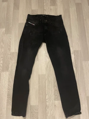 Svarta Diesel jeans/ Slim Fit - Har används ett par gånger. Säljer byxorna pga de passar inte mig. 30 i längd