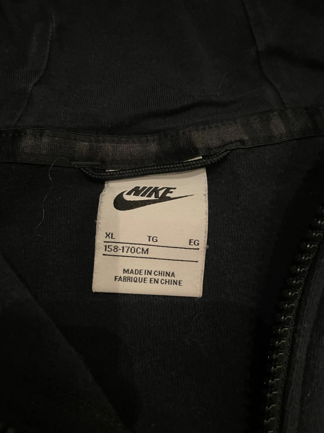 Svart Nike Tech tröja i storlek 170 - 2