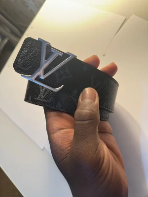  𝓛𝓥 bälte - Helt nytt 𝓛𝓥 bälte, för mer info är det bara att kontakta