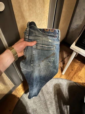 Dondup jeans med slitningar - Tja! Säljer nu dessa tvärfeta dondup jeans med slitningar🔥| Skick 9/10🙌| W30 men passar W29 | Nypris ca 2500 | Pris: 749 kr😊| För fler frågor eller bilder, tveka inte att skriva😇| Priset är såklart alltid diskuterbart😉