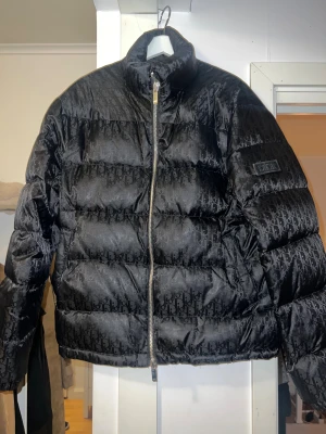 CD Puffer jacka  - Jacka med CD monogram över hela , mycket bra skick storlek M