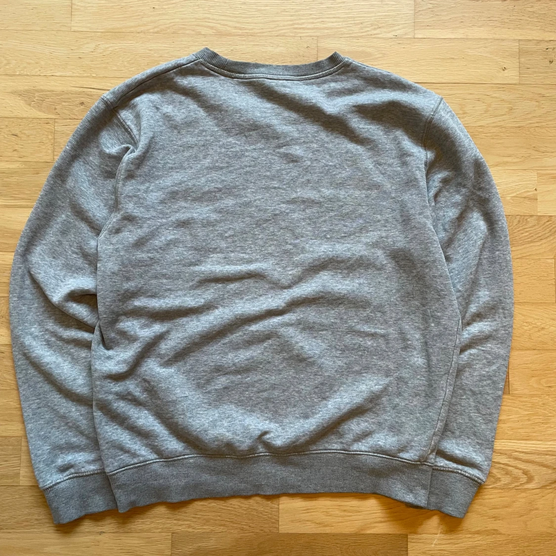 Grå crewneck från Helly Hansen - 3