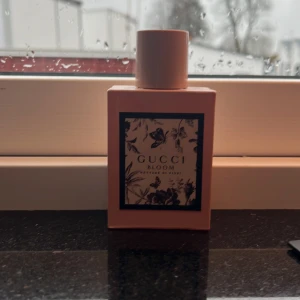 Gucci Bloom parfymflaska - Gucci Bloom Nettare di fiori är en kvinnlig doft som kostar runt 1000 lappen ny. I denna flaskan är det 90 procent kvar.