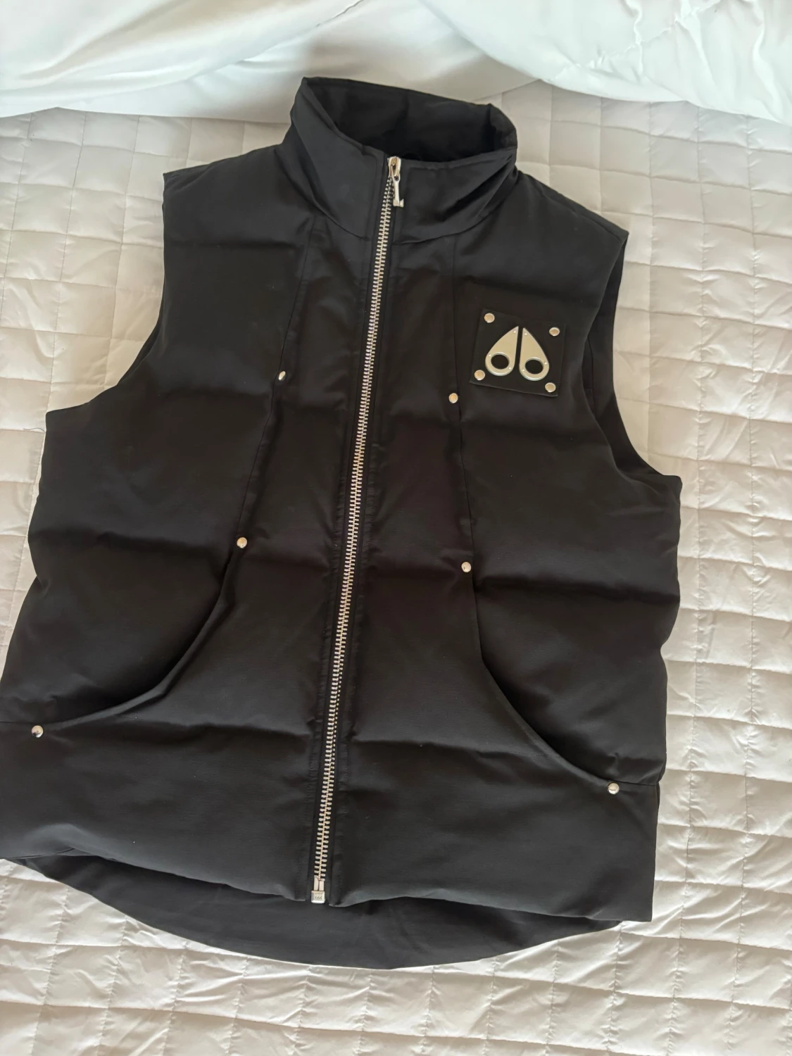 Svart dunväst från Moose Knuckles