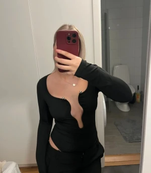 Svart body  - Säljer denna helt nya coola och unika bodyn från shein då jag har för många ❤️ endast testad! Ge prisförslag 🙂