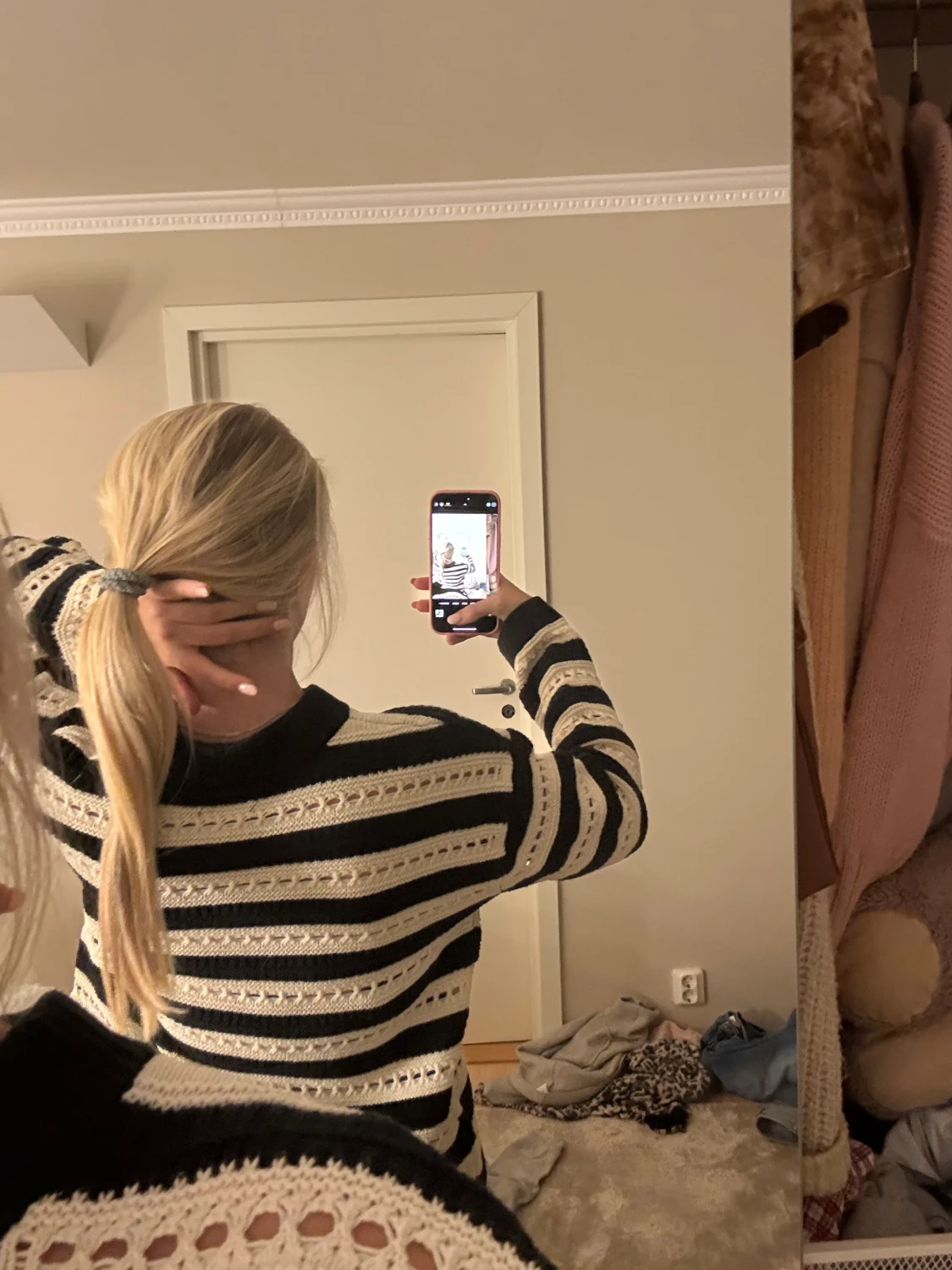 Randig stickad tröja i svart och vitt - 1