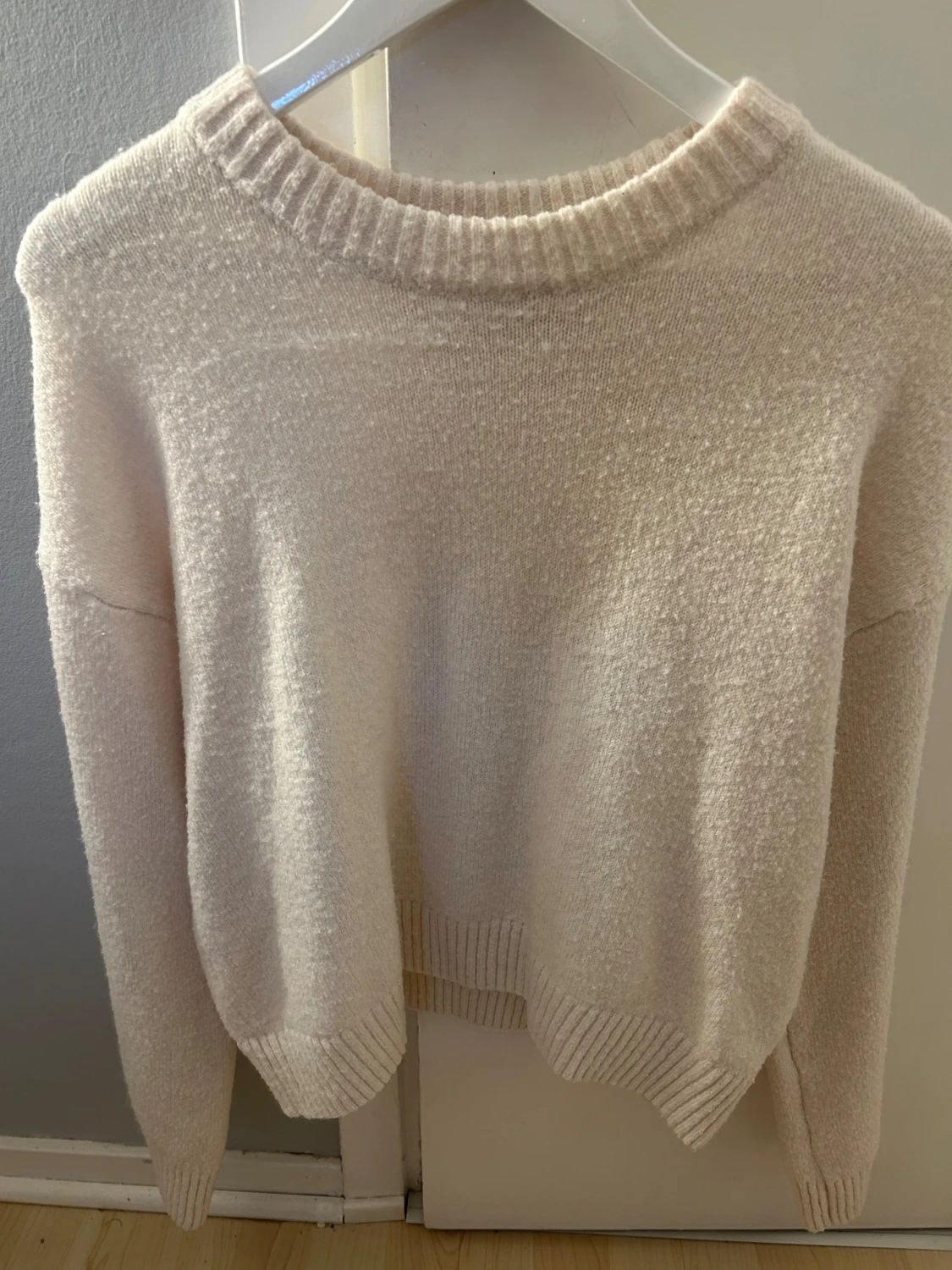 Vit stickad tröja med rund hals