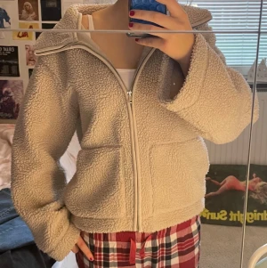 Teddy jacka beige  - Säljer en teddy jacka från lager 157 i storlek S. Jättefint skick använd bara några fåtal gånger💕.