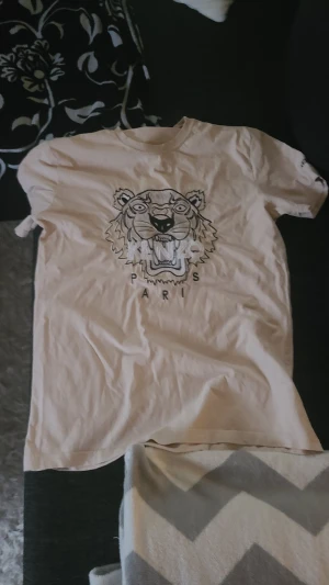 Beige tröja - Säljer en beige t-shirt helt ny aldrig använt!
