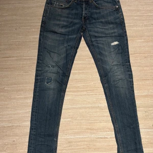 DONDUP jeans  - Säljer ett par dondup jeans i bra skick. De har snygga slitningar och är i modellen George. Passar mig perfekt som jag W30-32 L31-33. Kontakta vid frågor😊