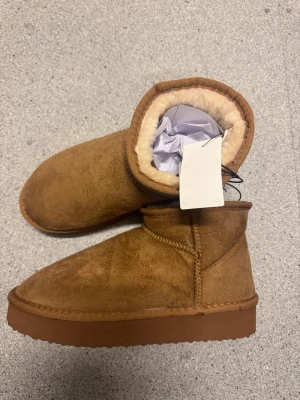 ”Snöskor” helt nya - Helt nya , jättefluffiga och varma med stabil sula, inte så tunn alltså - alla lappar kvar - kom gärna med eget pris, vill bli av med dem snabbt då jag köpte fel storlek❤️