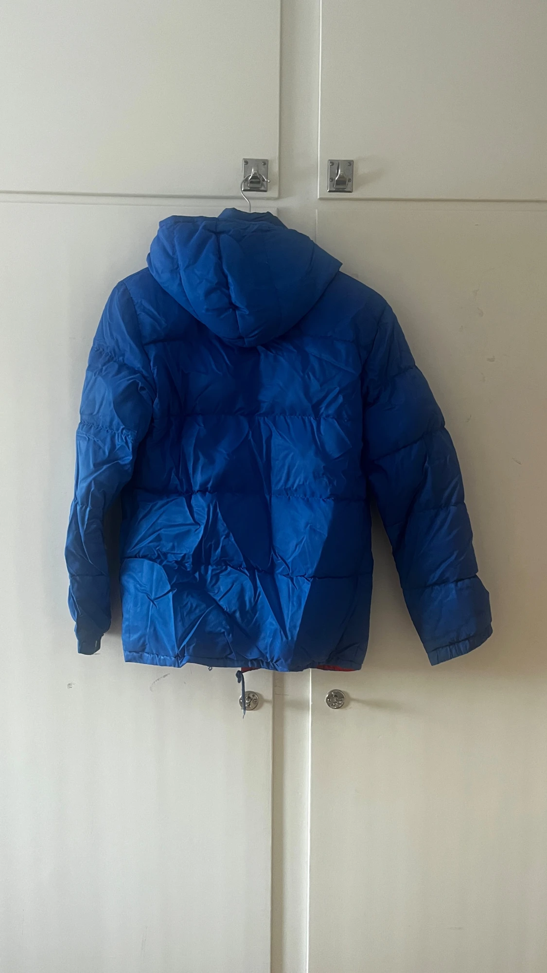 Blå pufferjacka med huva - 1