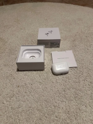 AirPods Pro generation 2  - Hej jag säljer ett par AirPods jag köpte några månader sen och köpte ett nytt nyligen Hörlurarna funkar underbart och allt görs som det ska Jag har kvar kvittot på det men det är digitalt och inte fysiskt  Priset och mer bilder kan diskuteras i SMS 🙂