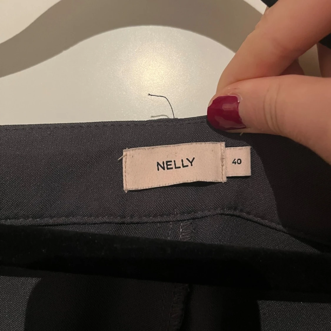 Mörkgrå lågmidjade kostymbyxor från Nelly - 3