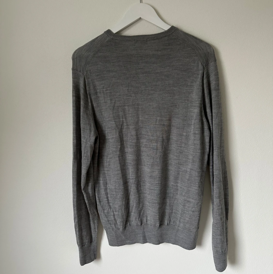 Grå ulltröja från Uniqlo - 1