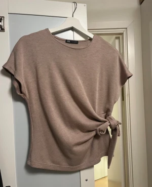 Superfin topp från Zara - Den är helt ny, aldrig använd. Passade inte i färgen men hade tyvärr redan klippt lappen. Köpte för 450kr och därav den är helt ny säljer jag för 250.❤️pris kan ev diskuteras