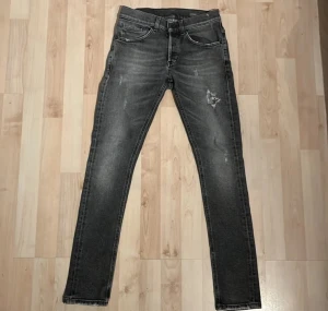 Dondup George  - Säljer ett par dondup George jeans i W28, i grå färg. Jeansen har extremt snygga slitningar och är i mycket bra skick. 