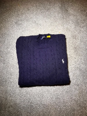 Polo raulp lauren tröja  - Säljer nu denna riktigt snygga tröja från polo raulp lauren . Tröjan är i storlek s . Finns inga täcken på användning eller skavanker inprinsip helt ny . Hör av er vid frågor eller funderingar // Monsaire