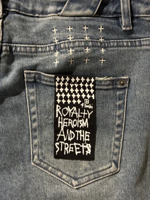 Ksubi blå jeans | Blå slitna blå Ksubi jeans - Oanvända - blå Ksubi-jeans med slitningar Storlek 34✅ - midja 43 cm✅, längd 104 cm✅ Äkta