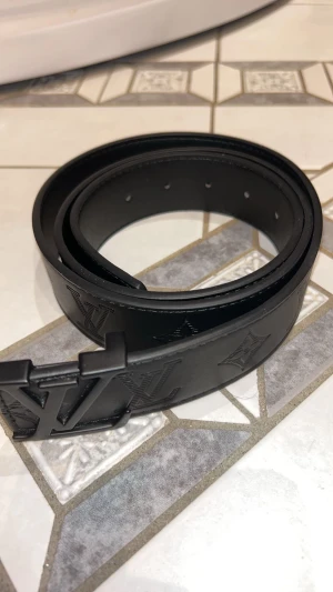 Svart bälte  - Svart bälte. Nytt  skick. Levererar direkt 