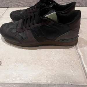 Valentino rockrunners  - Säljer ett par snygga rockrunners i storlek 40 men passar 41, skicket är 7/10 och mitt pris är 1000kr