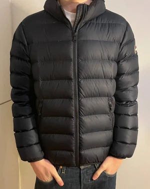 166cm. Mörkblå Colmar Jacka i mycket bra skick. - Snygg jacka till vintern och in på våren i väldigt bra skick, använt några gånger men inga skador. Bara vuxit ur den. Meddela om du har frågor.