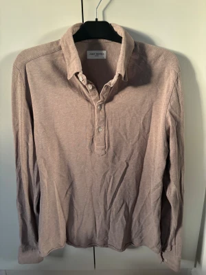 John Henric skjorta - En sjukt snygg go beige skjorta från John Henric säljes i storlek L. Utmärkt skick! Passar till allt och sitter grymt! Tveka inte vid minsta fråga🤩