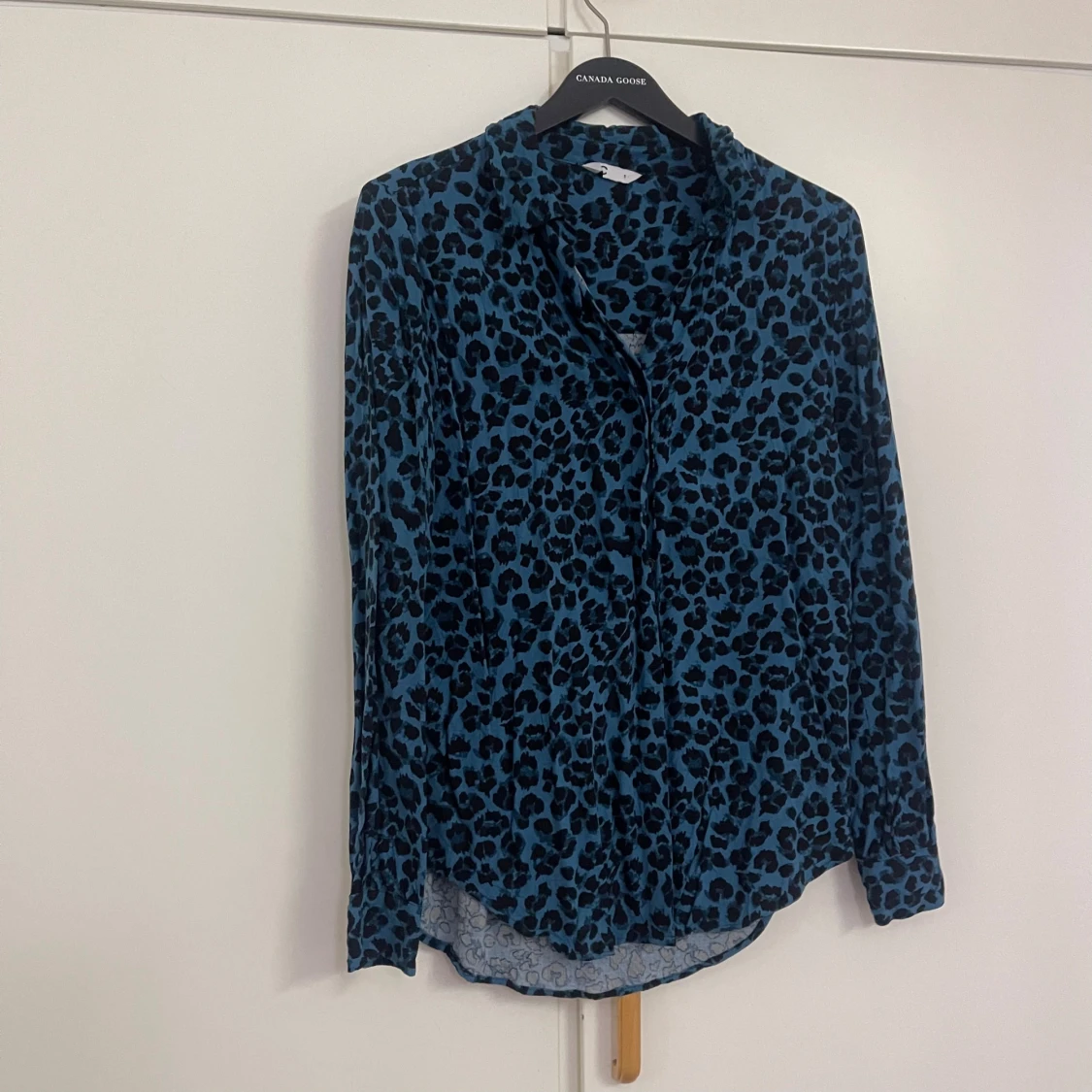 Blå leopardmönstrad skjorta S