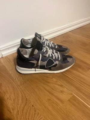 Philippe model skor - Snygga skor från philippe model i storlek 42.Skorna är i hyfsat bra skick och de är väldigt bekväma.Mockan mår bra tillsammans med camoflaugen som nästan är ny.Skorna ska säljas eftersom de är för små för mig annars är det inget fel på de.