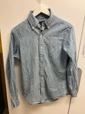 Ralph Lauren Skjorta Storlek Small Slim Fit - Hej! Säljer nu denna väldigt snygga Ralph Lauren Skjortan.  Storlek Small Slim Fit  Färg: Ljusblå Skick: Mycket gott – endast använd vid enstaka tillfällen  Skickas spårbart eller hämtas upp efter överenskommelse. Vid intresse – hör gärna av dig.  Skriv vid frågor eller ifall du vill ha fler bilder:)