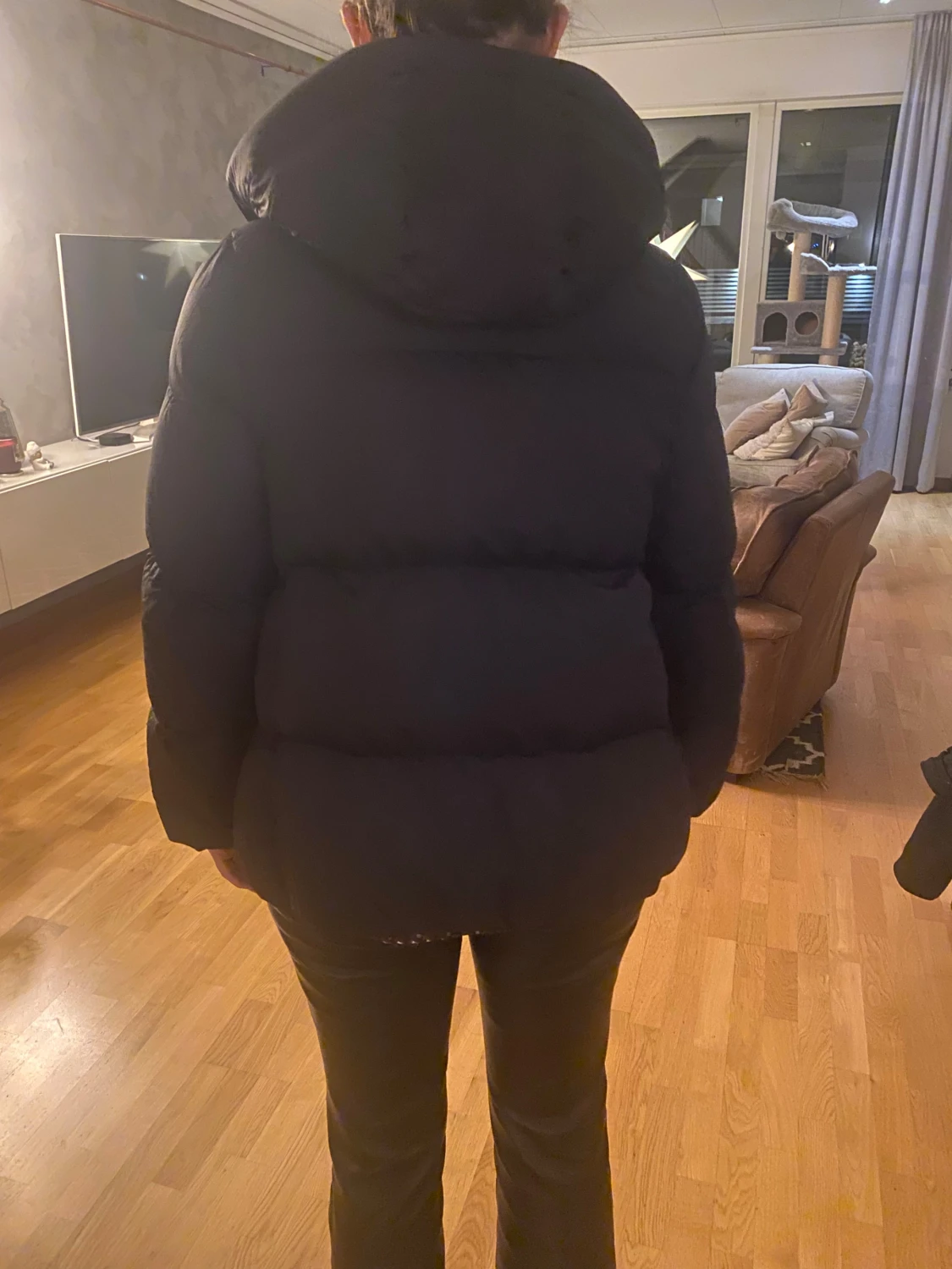 Svart pufferjacka med huva - 1