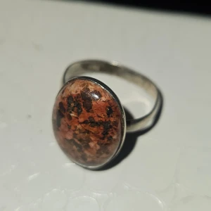 Silverring med tigeröga - Unik silverring i äkta 925 silver med en oval, tigeröga sten som har coola mörka och ljusa fläckar. Ringen har en enkel och stilren design som gör att stenen verkligen står i fokus. Perfekt för dig som gillar naturinspirerade accessoarer.