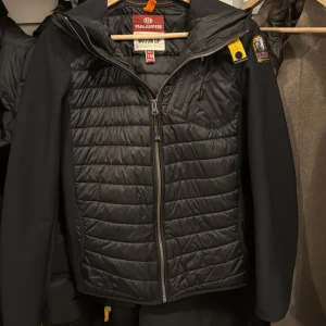 En Parajumper jacka - En autentisk märkes jacka som är i ett underbart skick. Det har blivit använd i några månader men ser ut som den var köpt idag.