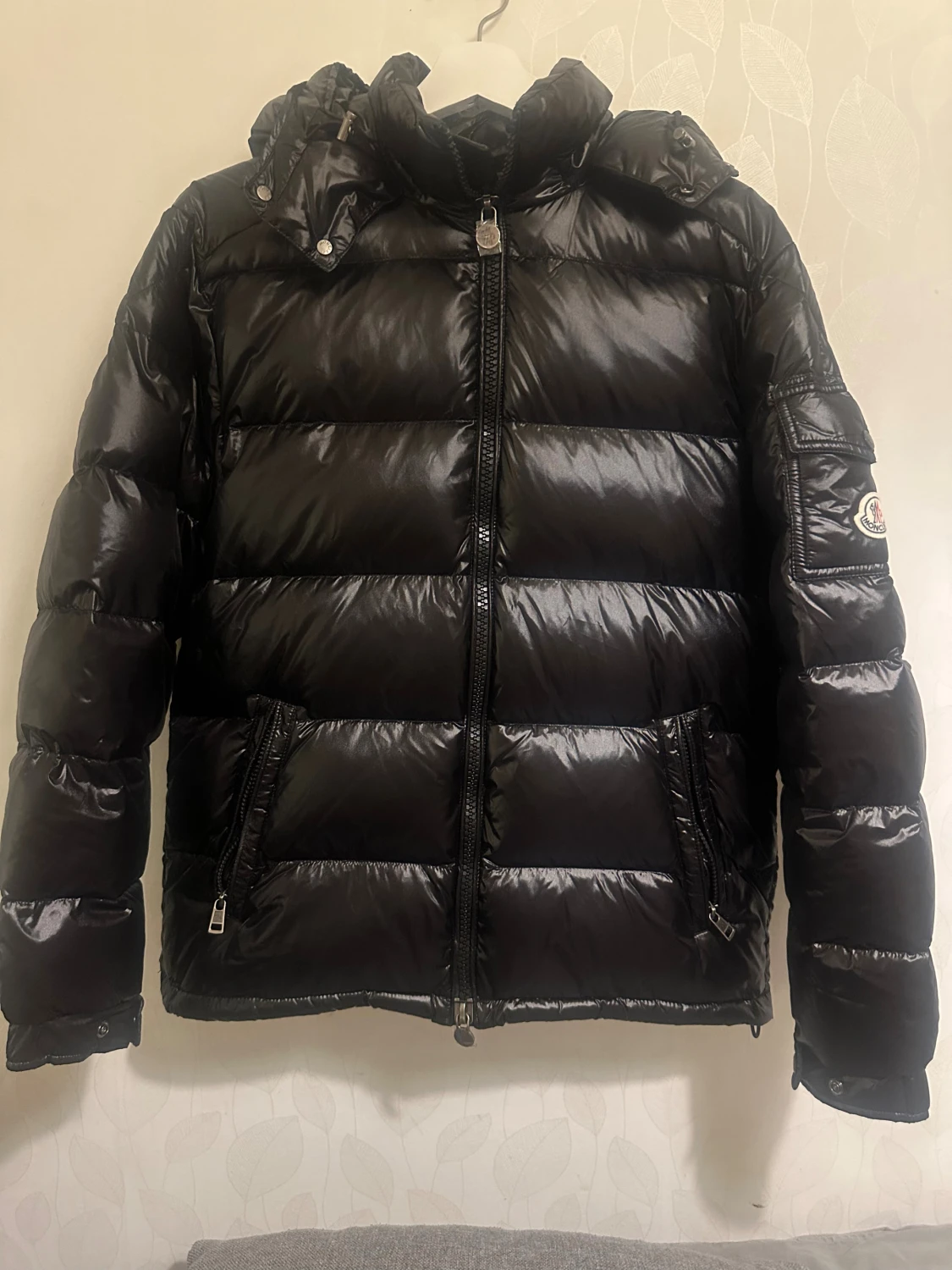 Svart Moncler pufferjacka med huva