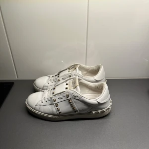 Valentino skor - Valentino skor i storlek 41. Alla nitar sitter kvar. Skorna är i väldigt bra skick och kommer med dustbag.