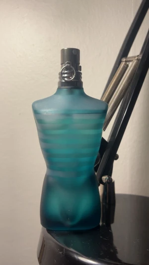 Jean Paul Gaultier herrparfym - Ikonisk herrparfym i blå, randig flaska formad som en torso. Perfekt för dig som vill sticka ut med en klassiker som känns modern och självsäker. Märket Gaultier syns tydligt på flaskan.